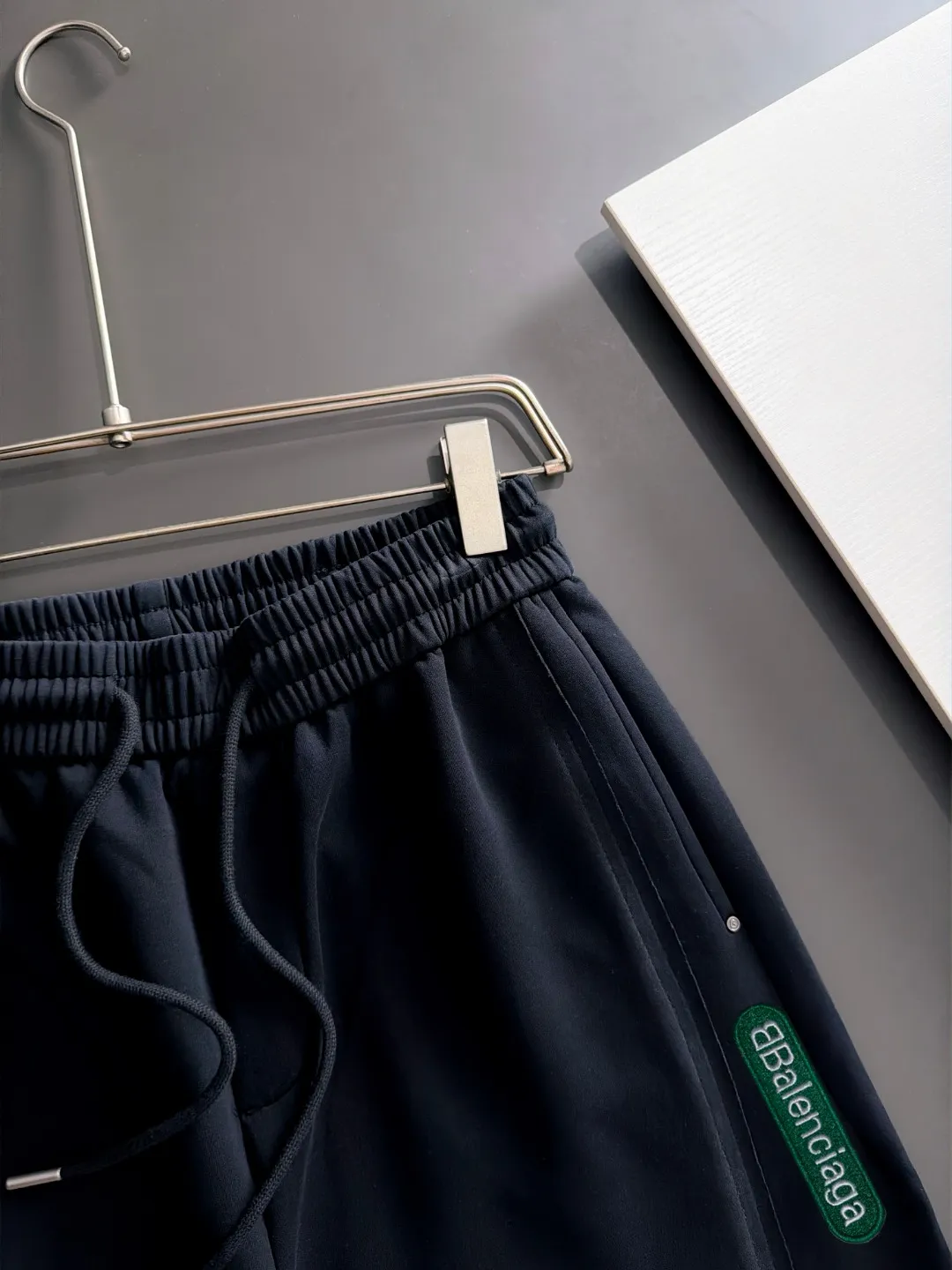 Next day shipment P195 Balenciaga High Quality 2026 Autumn and Winter New Arrival elastic band casual pants, counter-customized fabrics, Breathable, high comfort, impeccable details, brand element design concept, reflecting high quality. It feels delicate and soft! It presents a casual cut and the upper body shape is great! Sizes:S-3XL